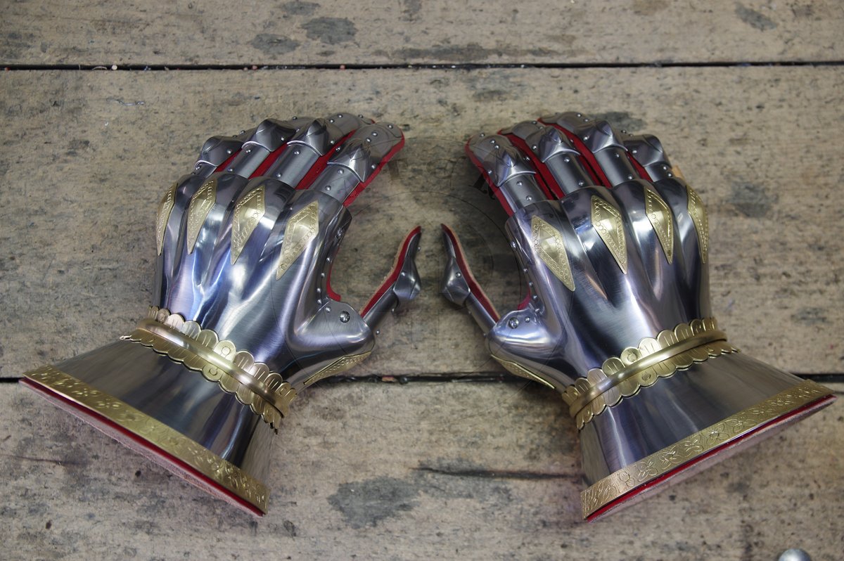 Rkawice klepsydrowe w stylu angielskim na okres bitwy pod Agincourt. Wykonane ze stali redniowglowej, hartowane i odpusczane do 42 HRC./Hourglass gauntlets in english style for battle of Agincourt period. Made of medium carbon steel, heat hardened and tempered up to 42 HRC.